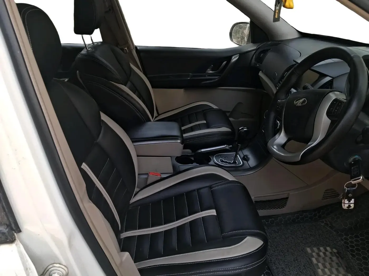 2016 Mahindra XUV500 W6 AT 1.99, Diesel, Automatic, 85,222 km, interior