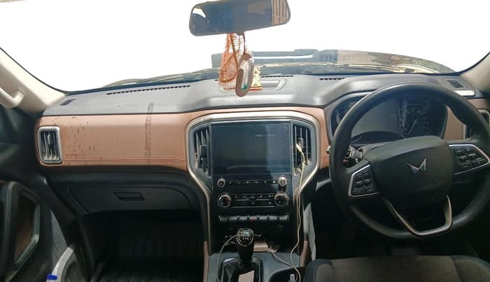 2023 Mahindra SCORPIO-N Z4 PETROL MT 7 STR, Petrol, Manual, 17,447 km, interior