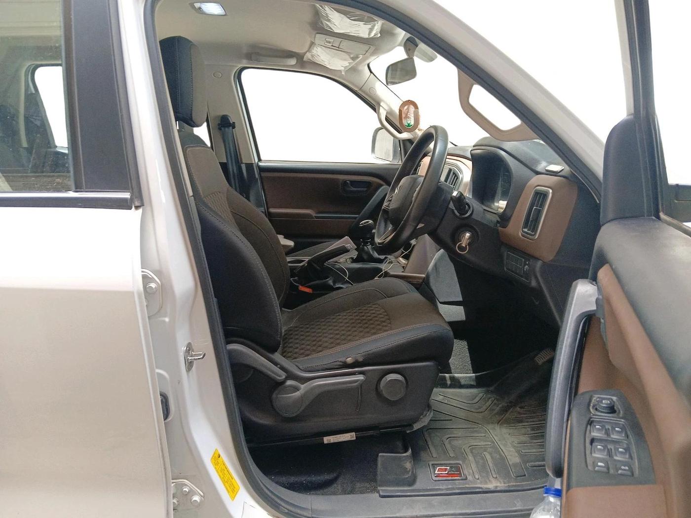 2023 Mahindra SCORPIO-N Z4 PETROL MT 7 STR, Petrol, Manual, 17,447 km, interior