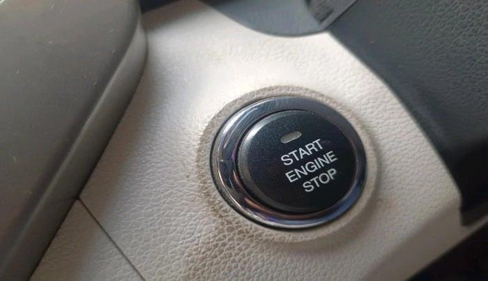 2019 Mahindra XUV300 W8 (O) 1.2 PETROL, Petrol, Manual, 71,338 km, interior