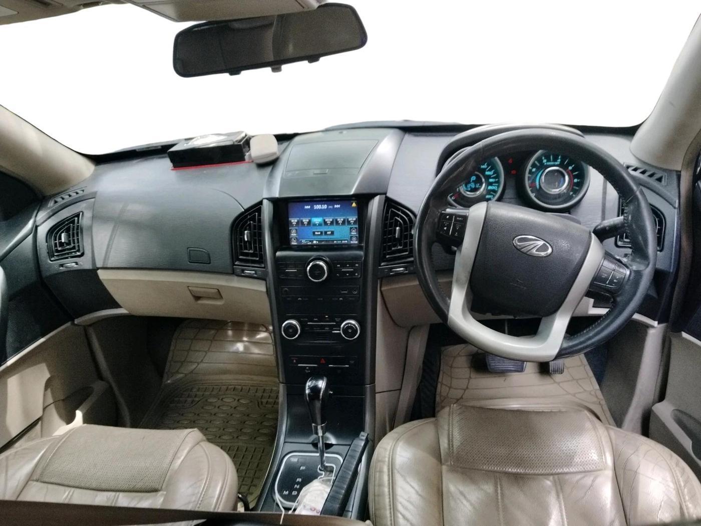 2016 Mahindra XUV500 W8 AT 1.99, Diesel, Automatic, 1,24,612 km, interior