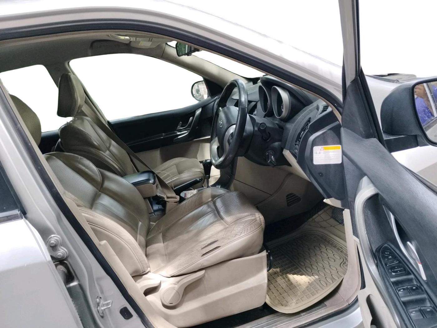 2016 Mahindra XUV500 W8 AT 1.99, Diesel, Automatic, 1,24,612 km, interior