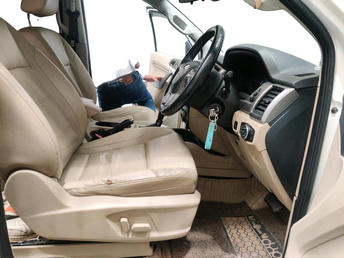2016 Ford Endeavour TREND 2.2 4X2 AT, Diesel, Automatic, 1,37,838 km, interior