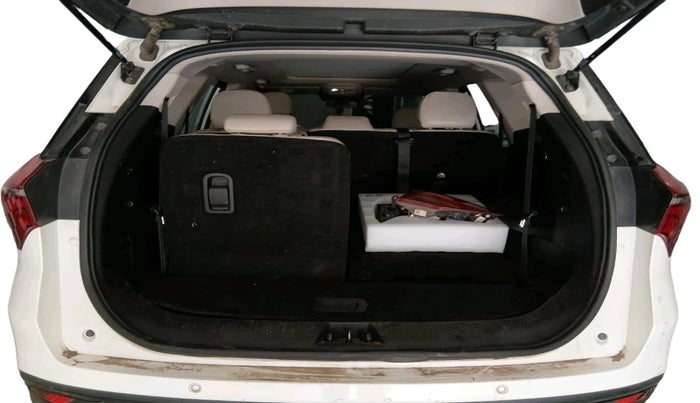 2022 Mahindra XUV700 AX 7 P AT 7 STR, Petrol, Automatic, 64,298 km, exterior