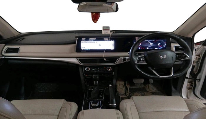 2022 Mahindra XUV700 AX 7 P AT 7 STR, Petrol, Automatic, 64,298 km, interior