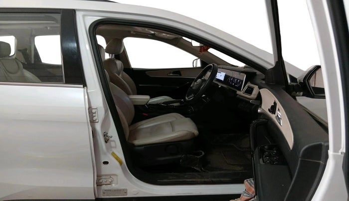 2022 Mahindra XUV700 AX 7 P AT 7 STR, Petrol, Automatic, 64,298 km, interior