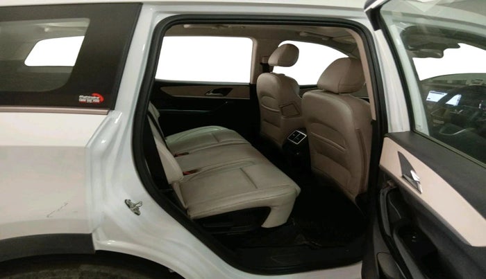 2022 Mahindra XUV700 AX 7 P AT 7 STR, Petrol, Automatic, 64,298 km, interior