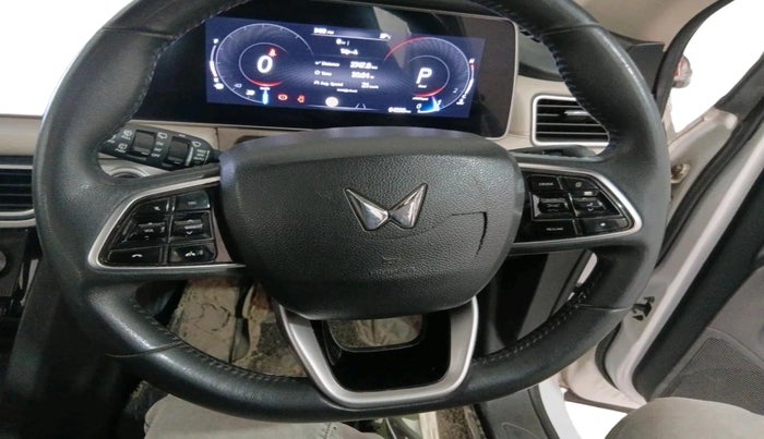 2022 Mahindra XUV700 AX 7 P AT 7 STR, Petrol, Automatic, 64,298 km, interior