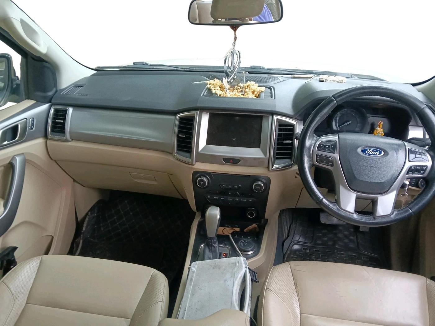 2016 Ford Endeavour TREND 3.2 4X4 AT, Diesel, Automatic, 1,13,768 km, interior