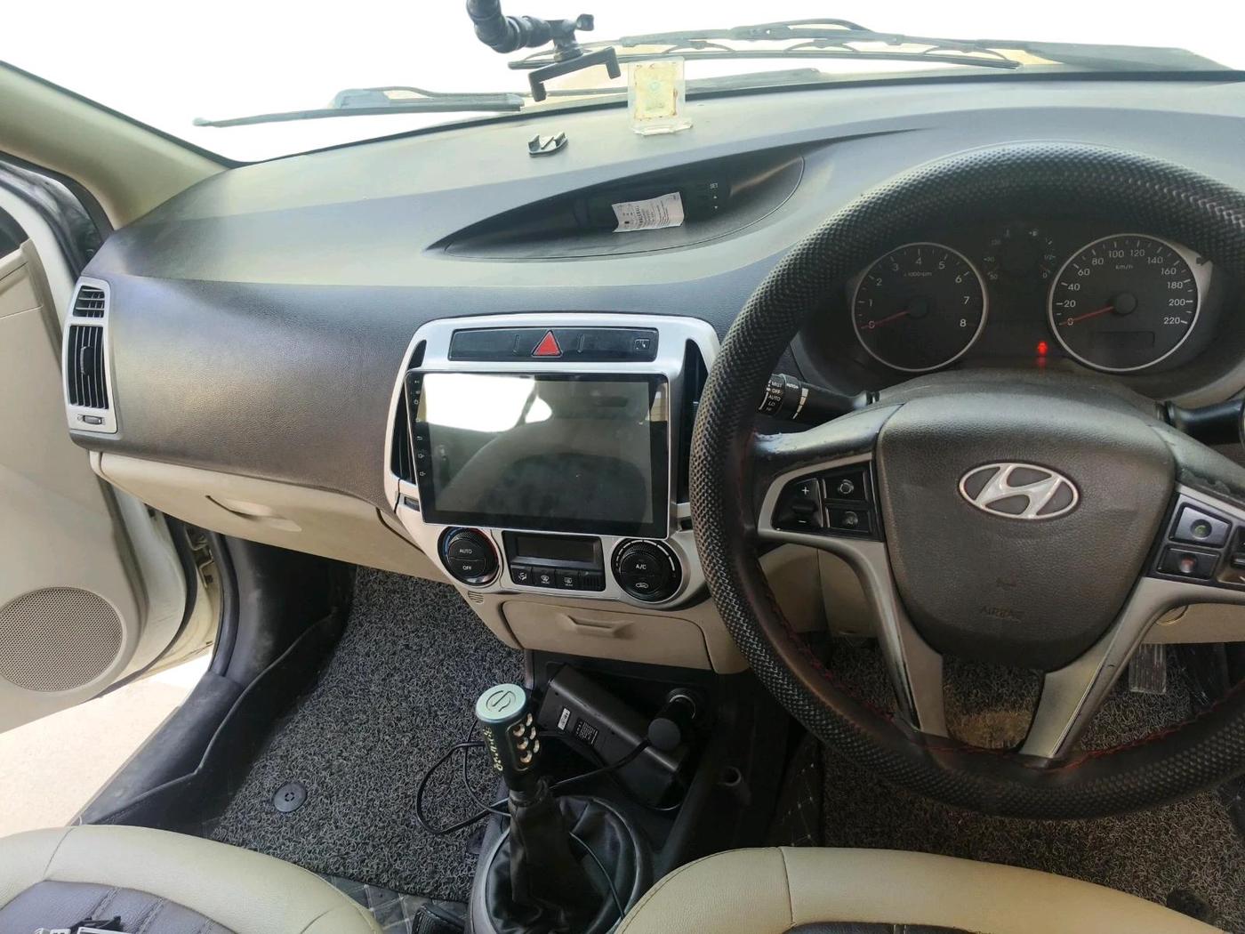 2013 Hyundai i20 SPORTZ 1.2, CNG, Manual, 1,15,354 km, interior