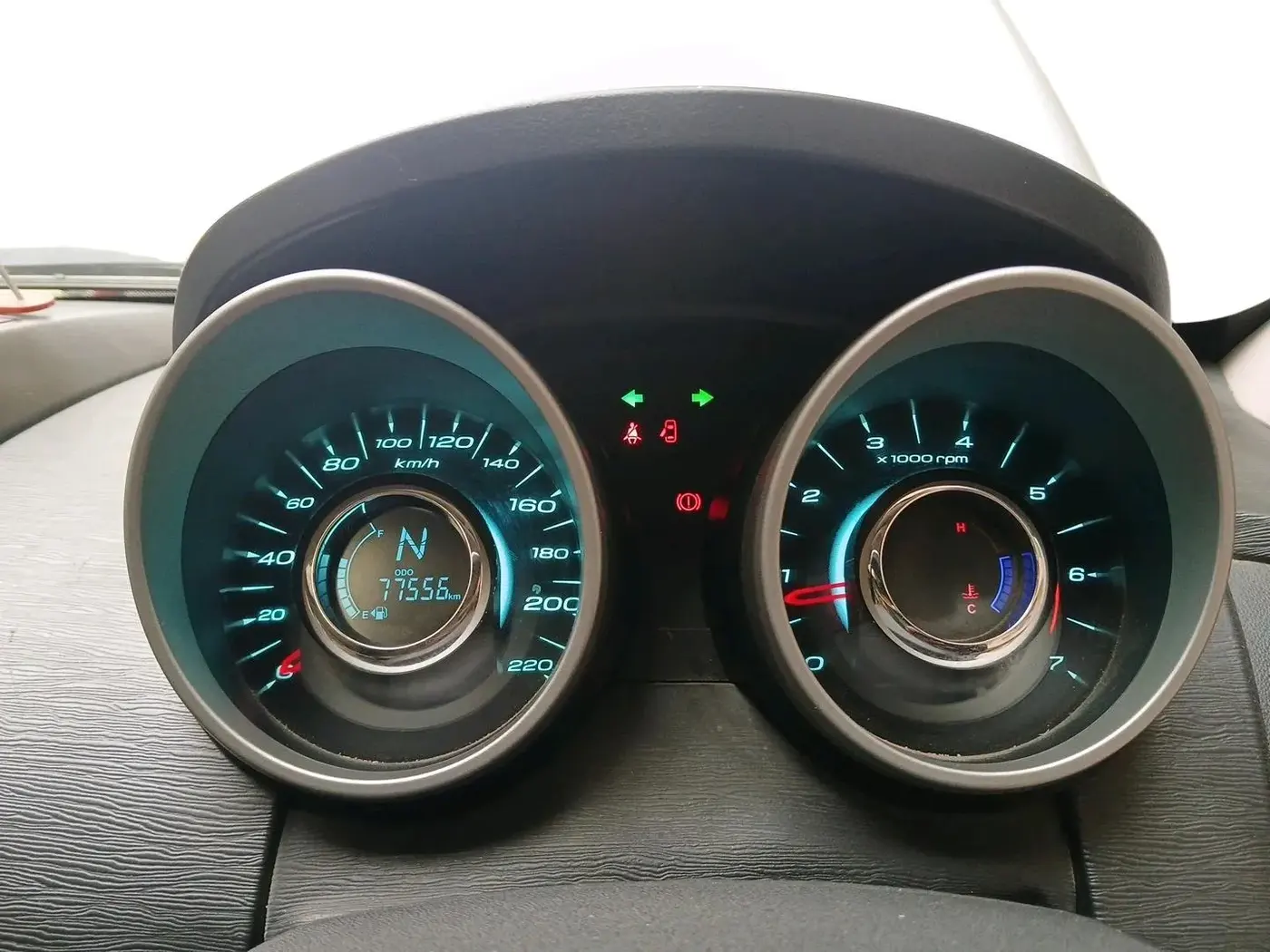 2016 Mahindra XUV500 W10, Diesel, Manual, 77,556 km, interior