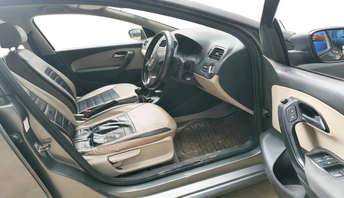 2013 Volkswagen Polo COMFORTLINE 1.2L PETROL, Petrol, Manual, 1,29,078 km, interior