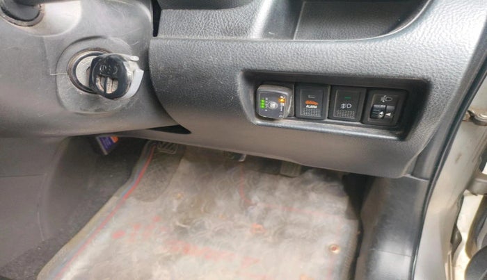 2013 Maruti Swift VXI, CNG, Manual, 1,24,416 km, interior