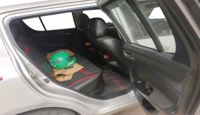2013 Maruti Swift VXI, CNG, Manual, 1,24,416 km, interior