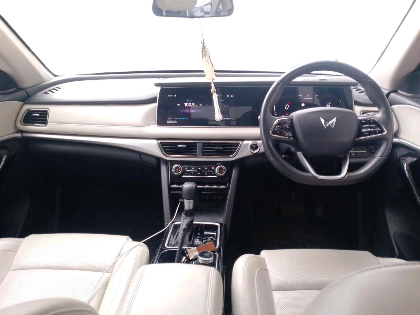 2025 Mahindra XUV700 AX 7 LUXURY D AT 7 STR, Diesel, Automatic, 11,910 km, interior