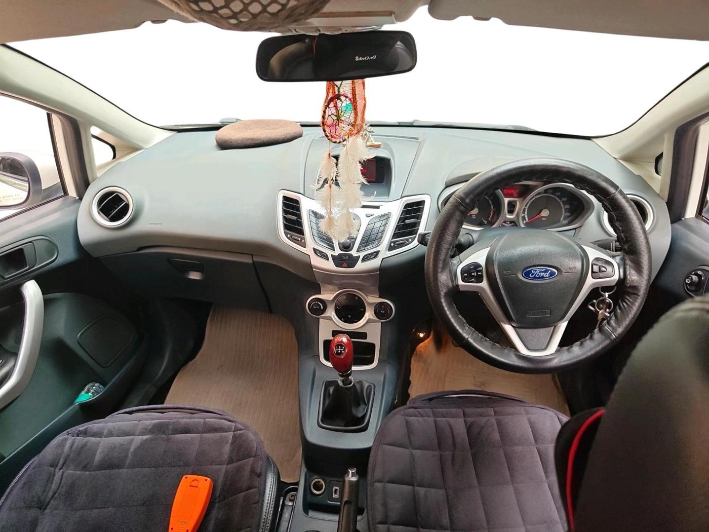 2011 Ford Fiesta TITANIUM PETROL, Petrol, Manual, 1,04,335 km, interior