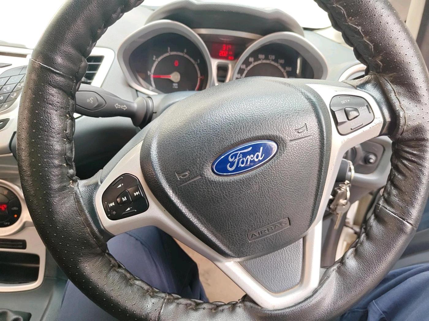 2011 Ford Fiesta TITANIUM PETROL, Petrol, Manual, 1,04,335 km, interior
