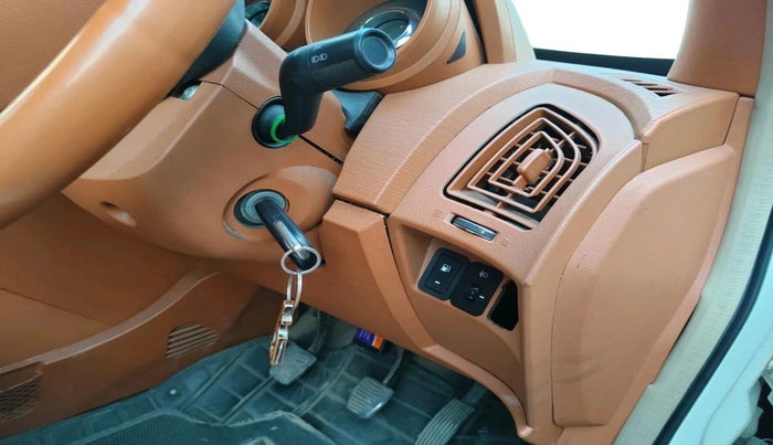 2017 Mahindra XUV500 W4 1.99, Diesel, Manual, 1,19,220 km, interior
