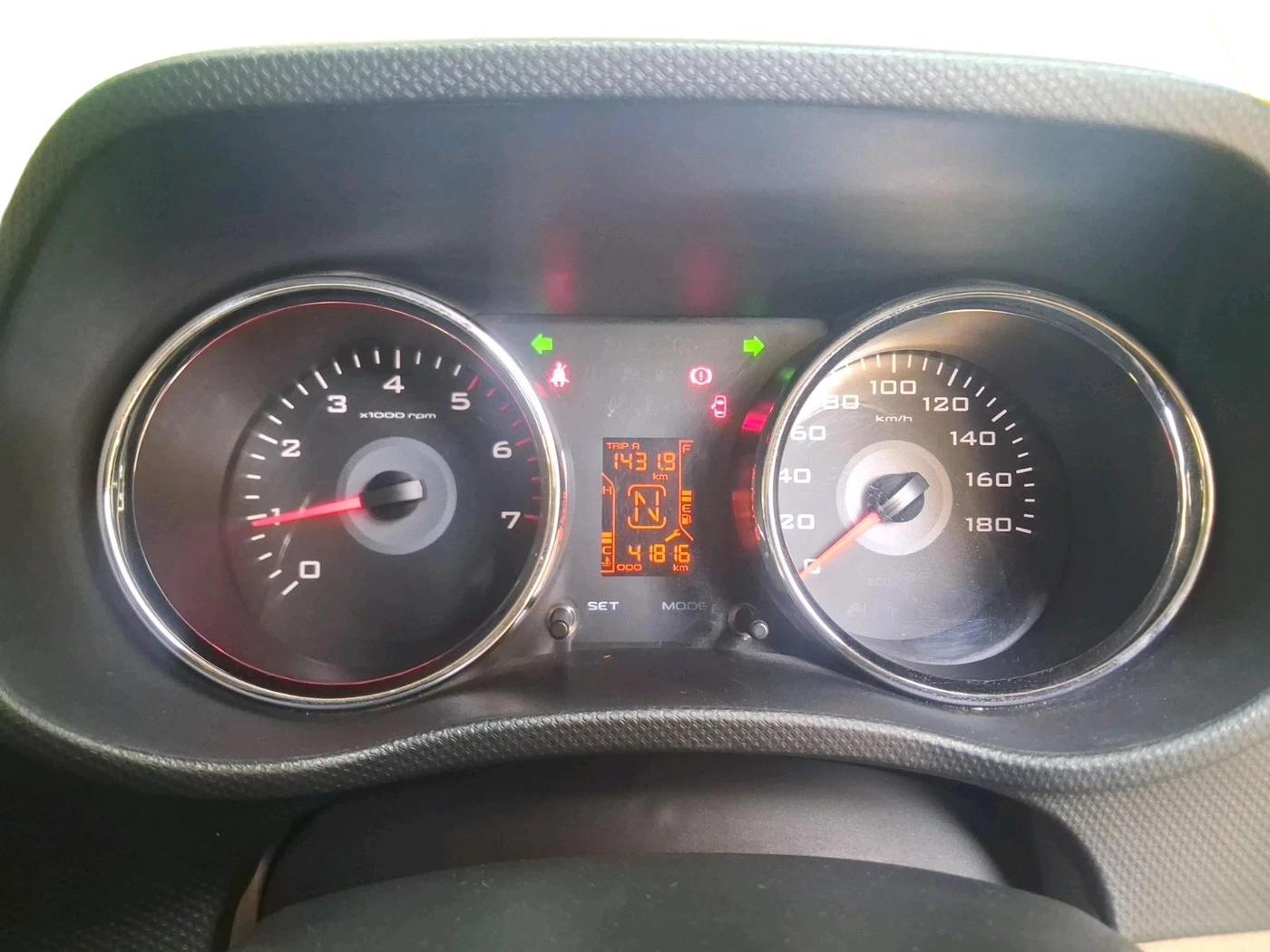 2016 Mahindra TUV300 T8, Diesel, Manual, 41,816 km, interior