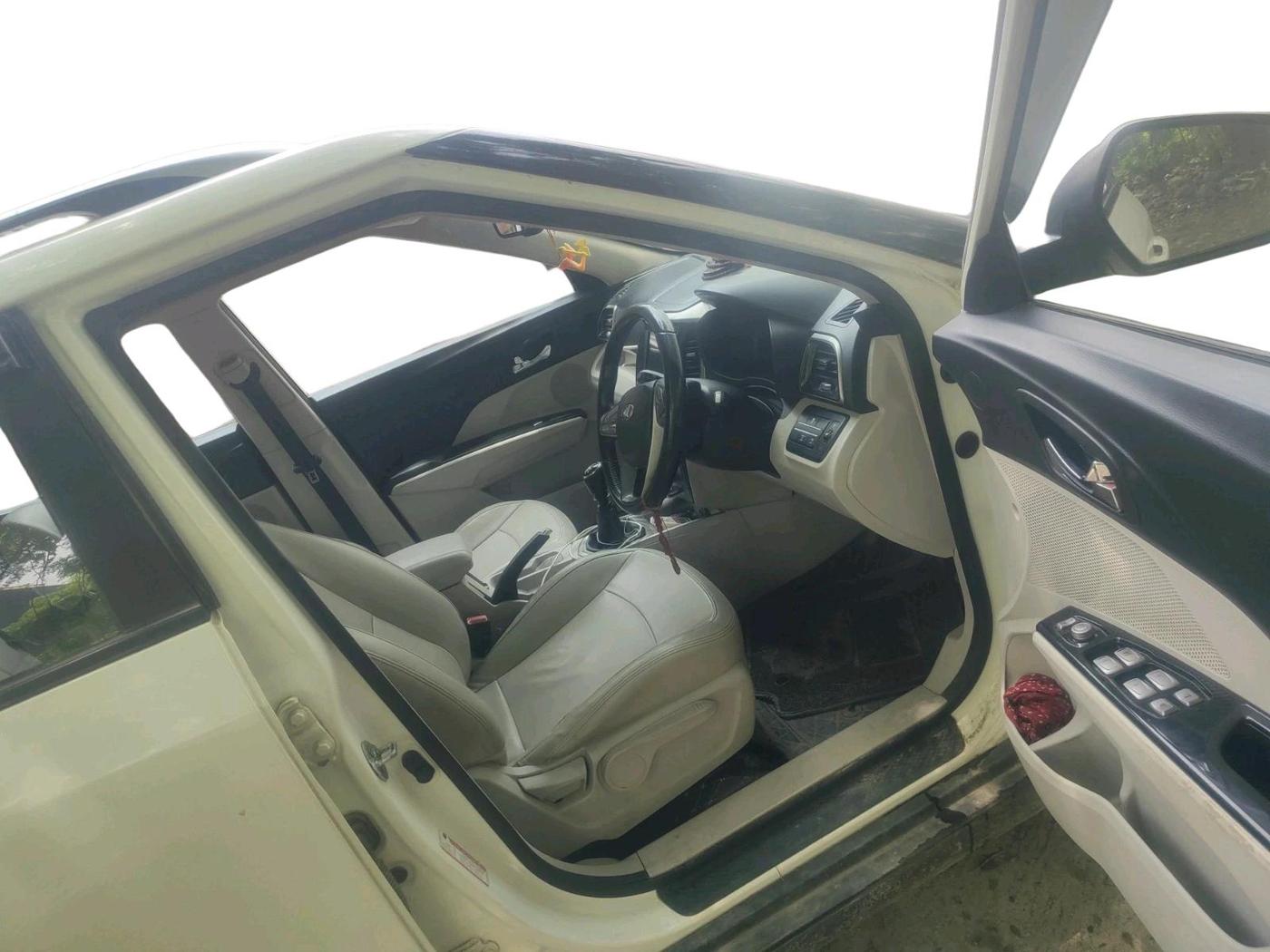 2019 Mahindra XUV300 W8 (O) 1.2 PETROL, Petrol, Manual, 56,130 km, interior