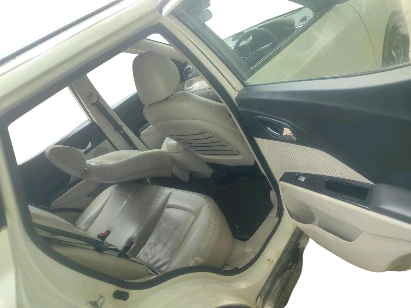 2019 Mahindra XUV300 W8 (O) 1.2 PETROL, Petrol, Manual, 56,130 km, interior