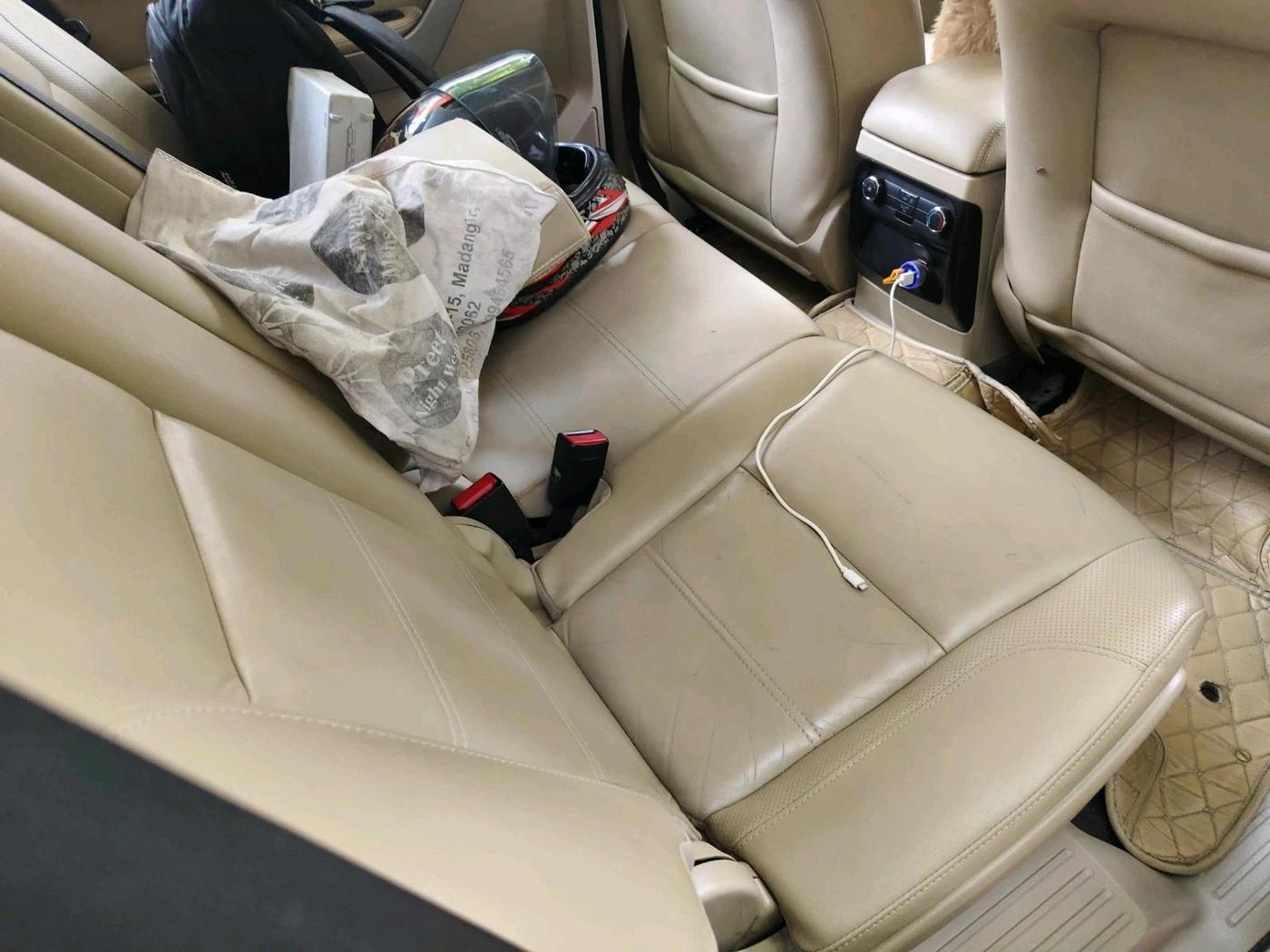 2017 Ford Endeavour TREND 2.2 4X2 AT, Diesel, Automatic, 1,29,771 km, interior