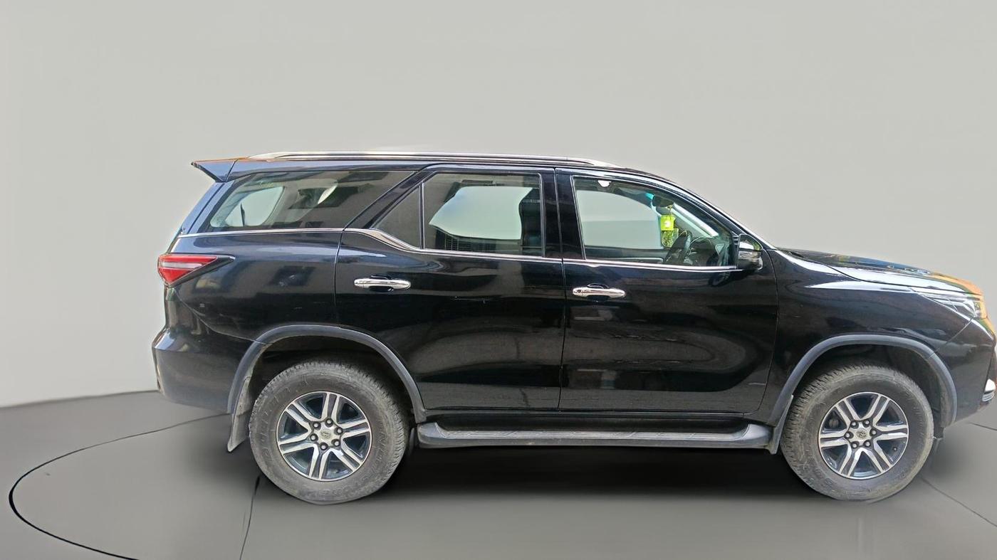 2024 Toyota Fortuner 4X2 MT 2.8 DIESEL, Diesel, Manual, 20,580 km, exterior