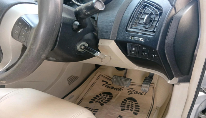 2017 Mahindra XUV500 W6 AT 1.99, Diesel, Automatic, 39,310 km, interior