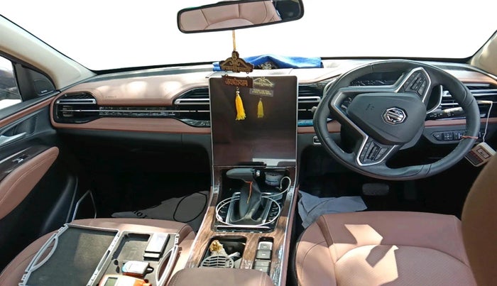 2025 MG HECTOR PLUS SHARP PRO 1.5 PETROL TURBO CVT 7 STR, Petrol, Automatic, 5,399 km, interior