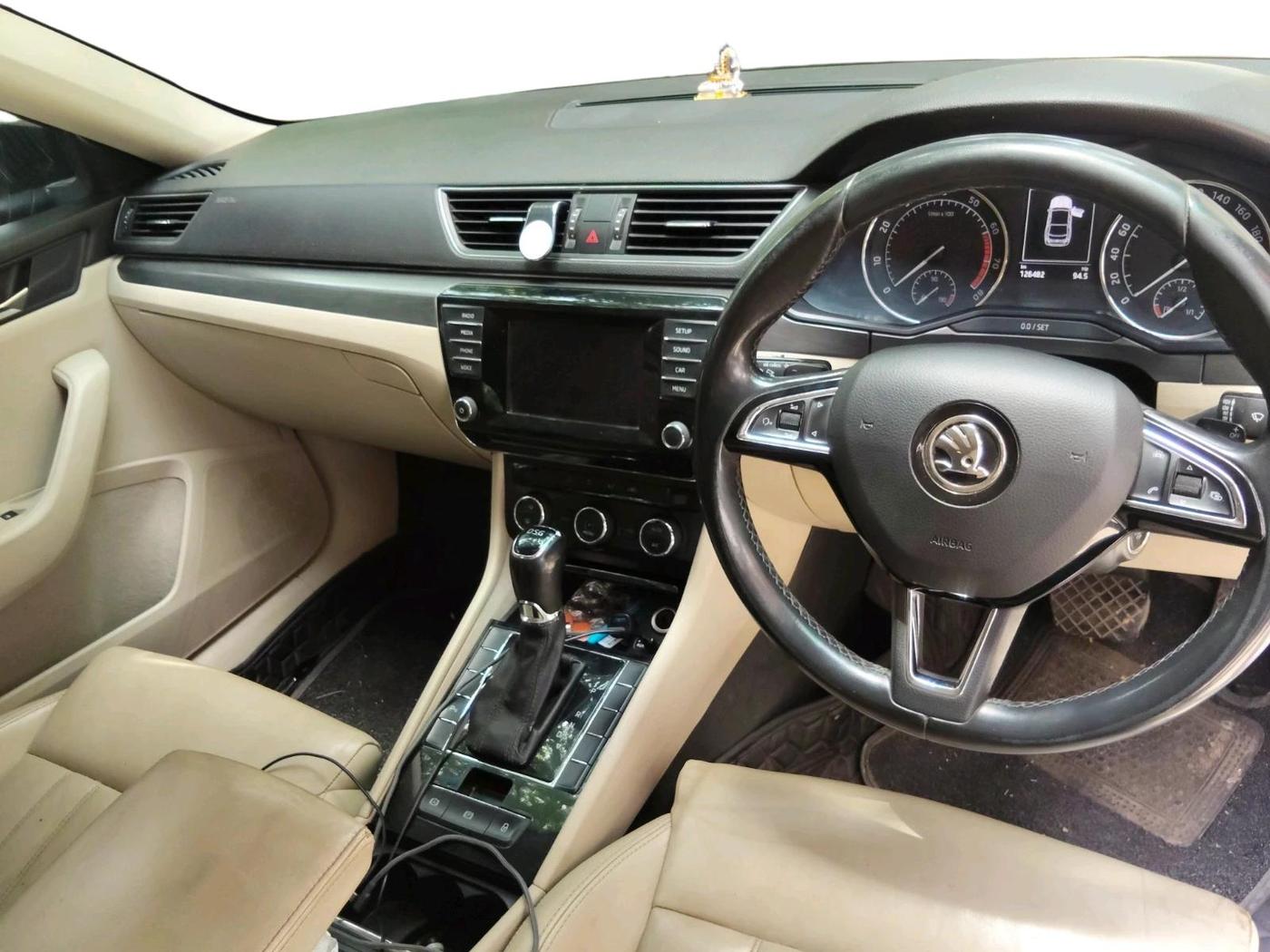 2016 Skoda Superb L&K 1.8 TSI AT, Petrol, Automatic, 1,26,482 km, interior