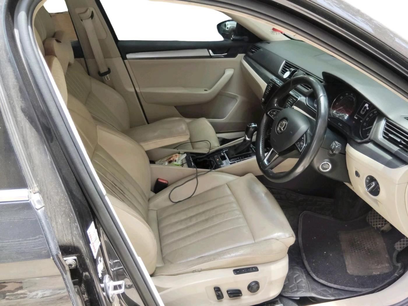 2016 Skoda Superb L&K 1.8 TSI AT, Petrol, Automatic, 1,26,482 km, interior