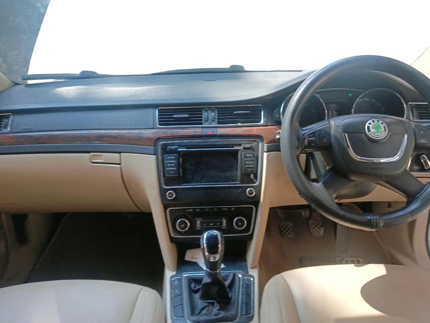 2011 Skoda Superb AMBITION 1.8 TSI MT, Petrol, Manual, 55,529 km, interior