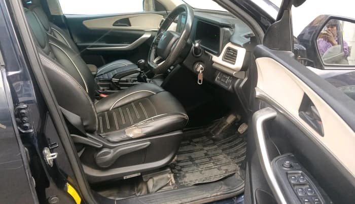 2022 Mahindra XUV700 MX P MT 5 STR, Petrol, Manual, 57,503 km, interior