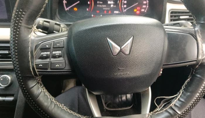 2022 Mahindra XUV700 MX P MT 5 STR, Petrol, Manual, 57,503 km, interior