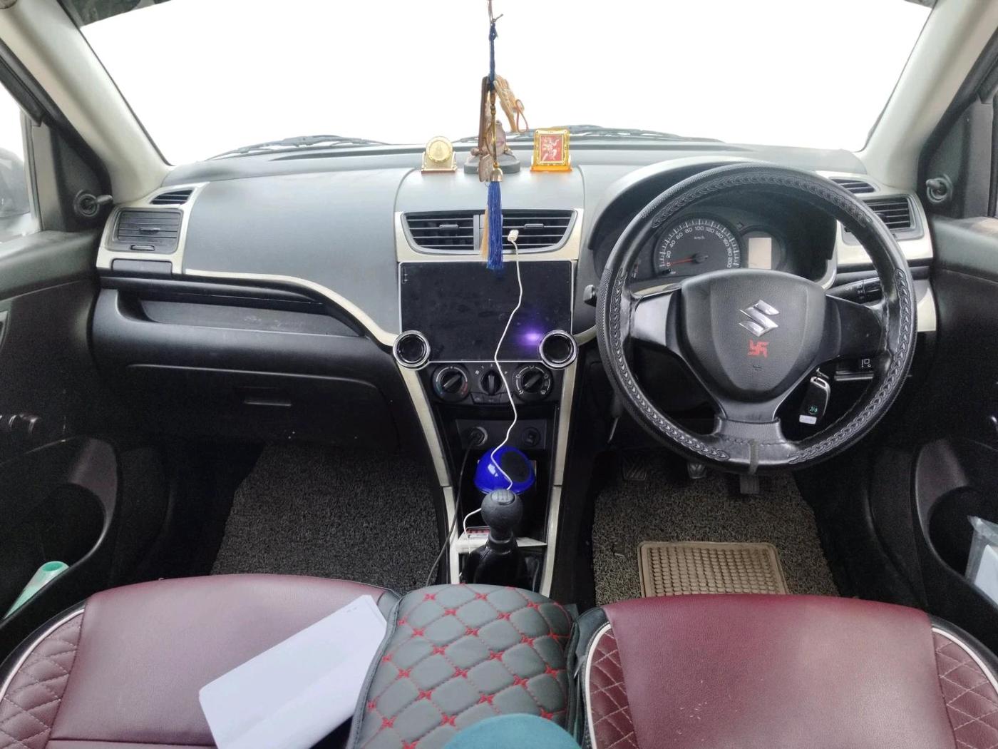 2015 Maruti Swift LXI, CNG, Manual, 1,21,896 km, interior