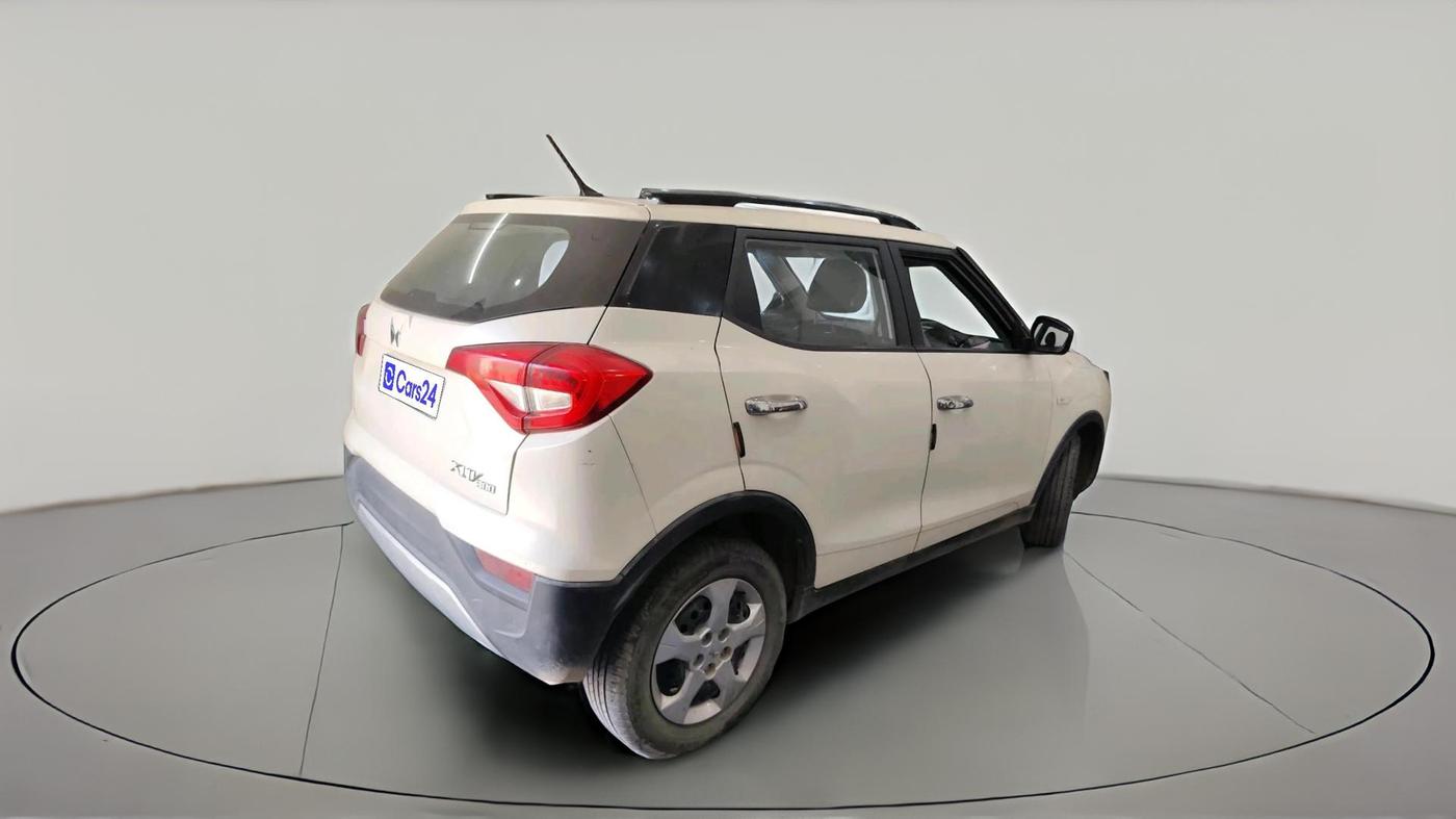 2022 Mahindra XUV300 W6 1.2 PETROL, Petrol, Manual, 33,438 km, exterior