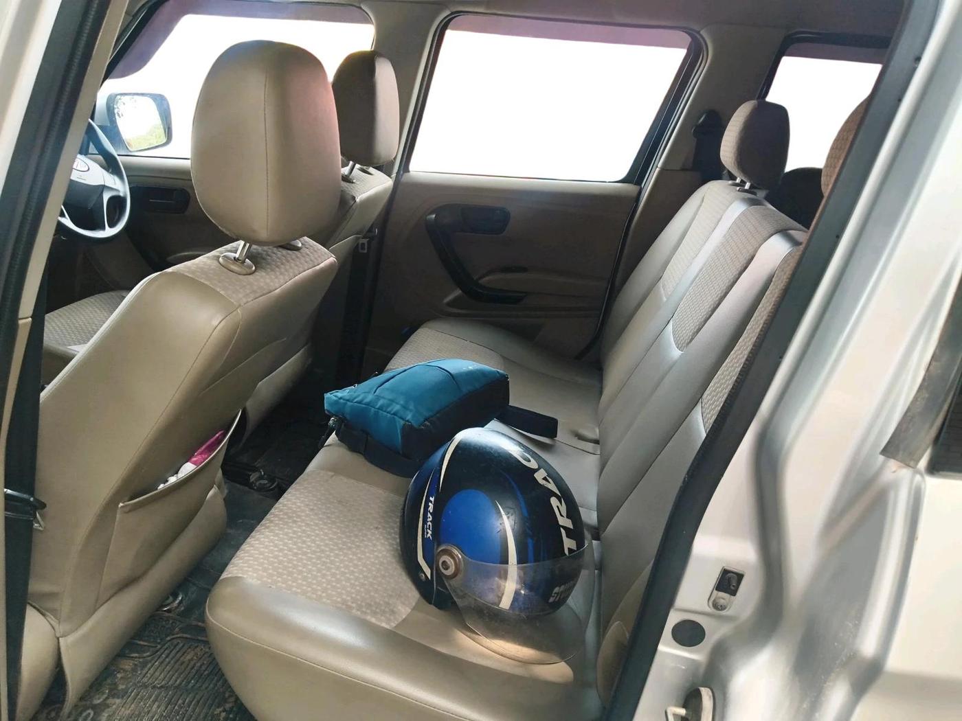 2017 Mahindra TUV300 T6 PLUS, Diesel, Manual, 71,473 km, interior