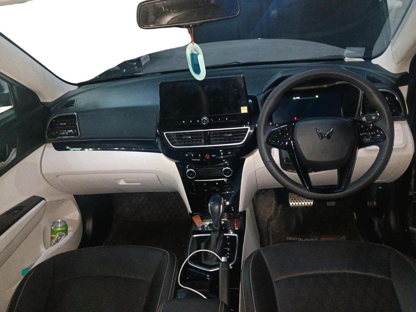 2025 Mahindra XUV 3XO REVX A 1.2 Petrol AT, Petrol, Automatic, 3,485 km, interior
