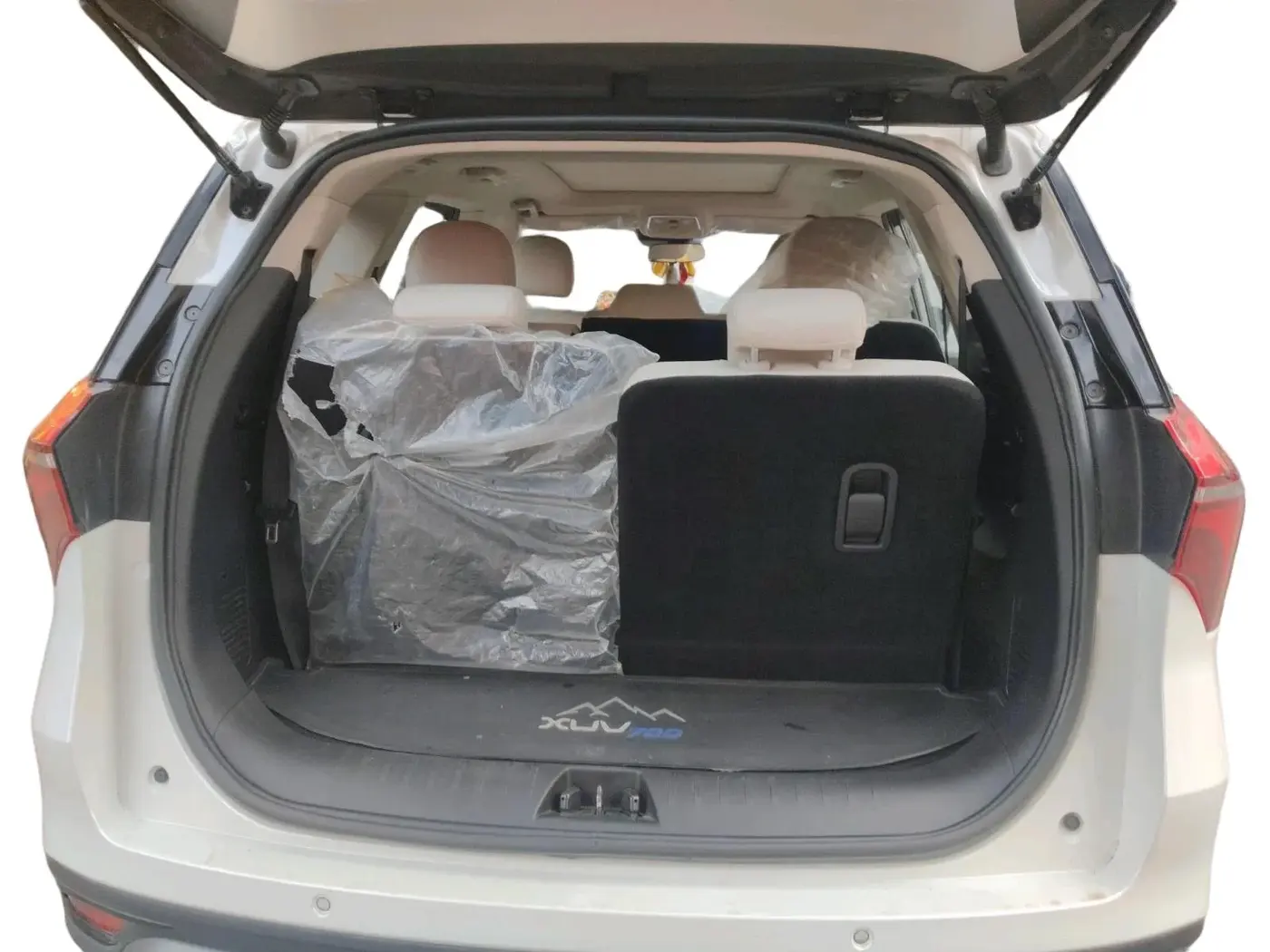 2022 Mahindra XUV700 AX 7 P AT 7 STR, Petrol, Automatic, 17,053 km, exterior