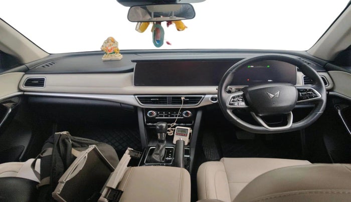 2022 Mahindra XUV700 AX 7 P AT 7 STR, Petrol, Automatic, 17,053 km, interior