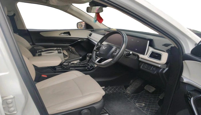 2022 Mahindra XUV700 AX 7 P AT 7 STR, Petrol, Automatic, 17,053 km, interior