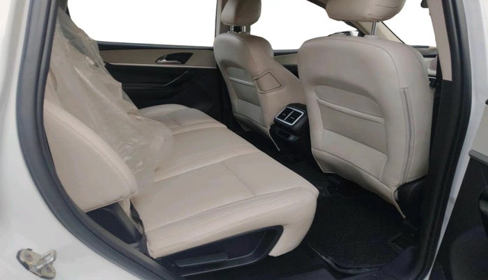 2022 Mahindra XUV700 AX 7 P AT 7 STR, Petrol, Automatic, 17,053 km, interior
