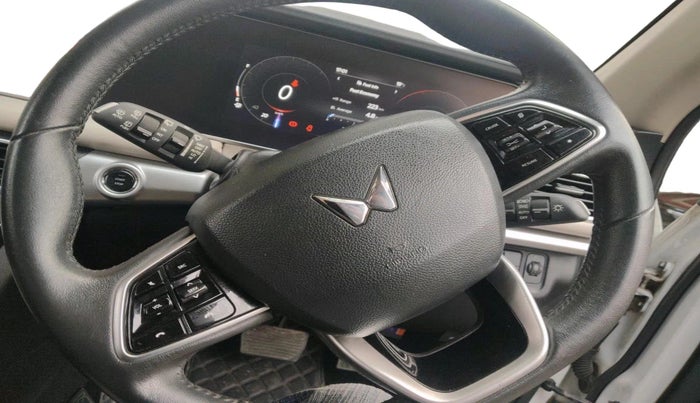 2022 Mahindra XUV700 AX 7 P AT 7 STR, Petrol, Automatic, 17,053 km, interior