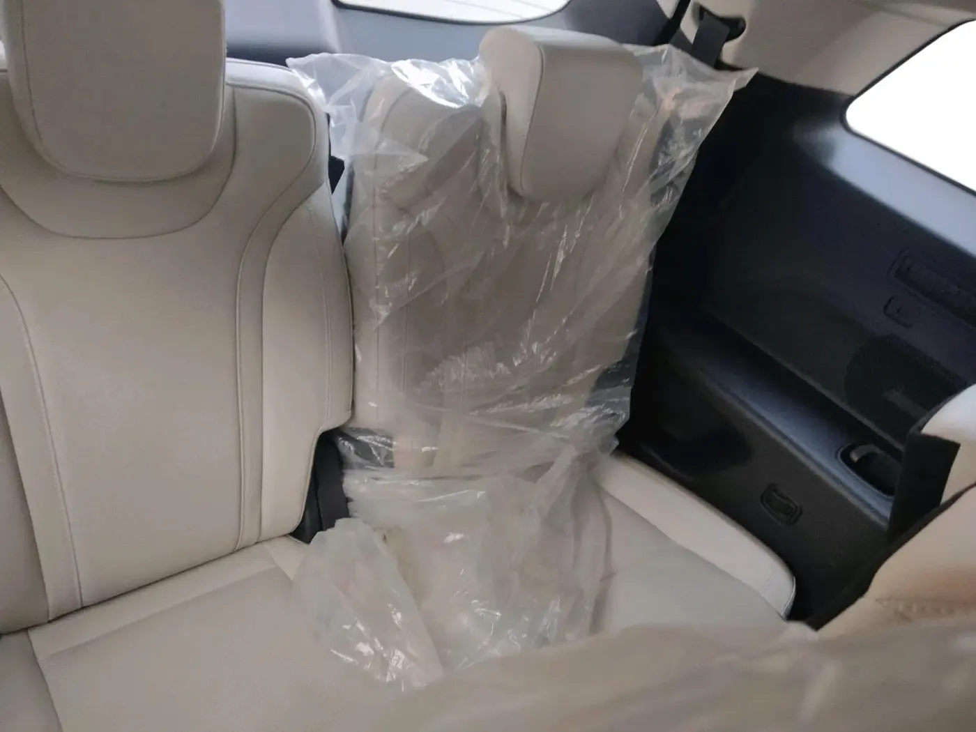 2022 Mahindra XUV700 AX 7 P AT 7 STR, Petrol, Automatic, 17,053 km, interior