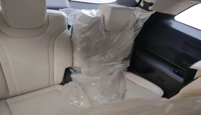 2022 Mahindra XUV700 AX 7 P AT 7 STR, Petrol, Automatic, 17,053 km, interior