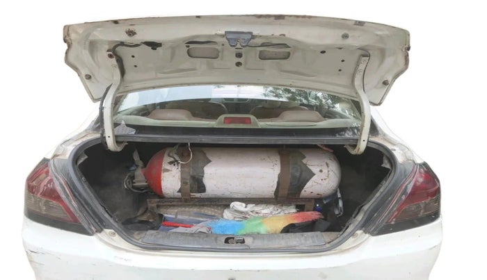 2015 Maruti Swift Dzire LXI, CNG, Manual, 2,50,475 km, exterior