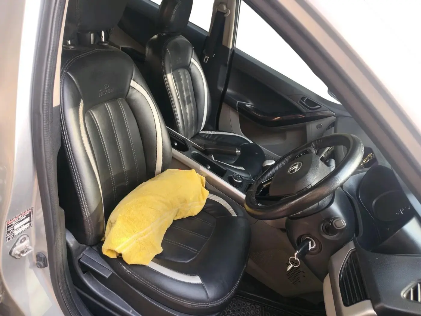 2018 Tata NEXON XM PETROL, CNG, Manual, 54,331 km, interior