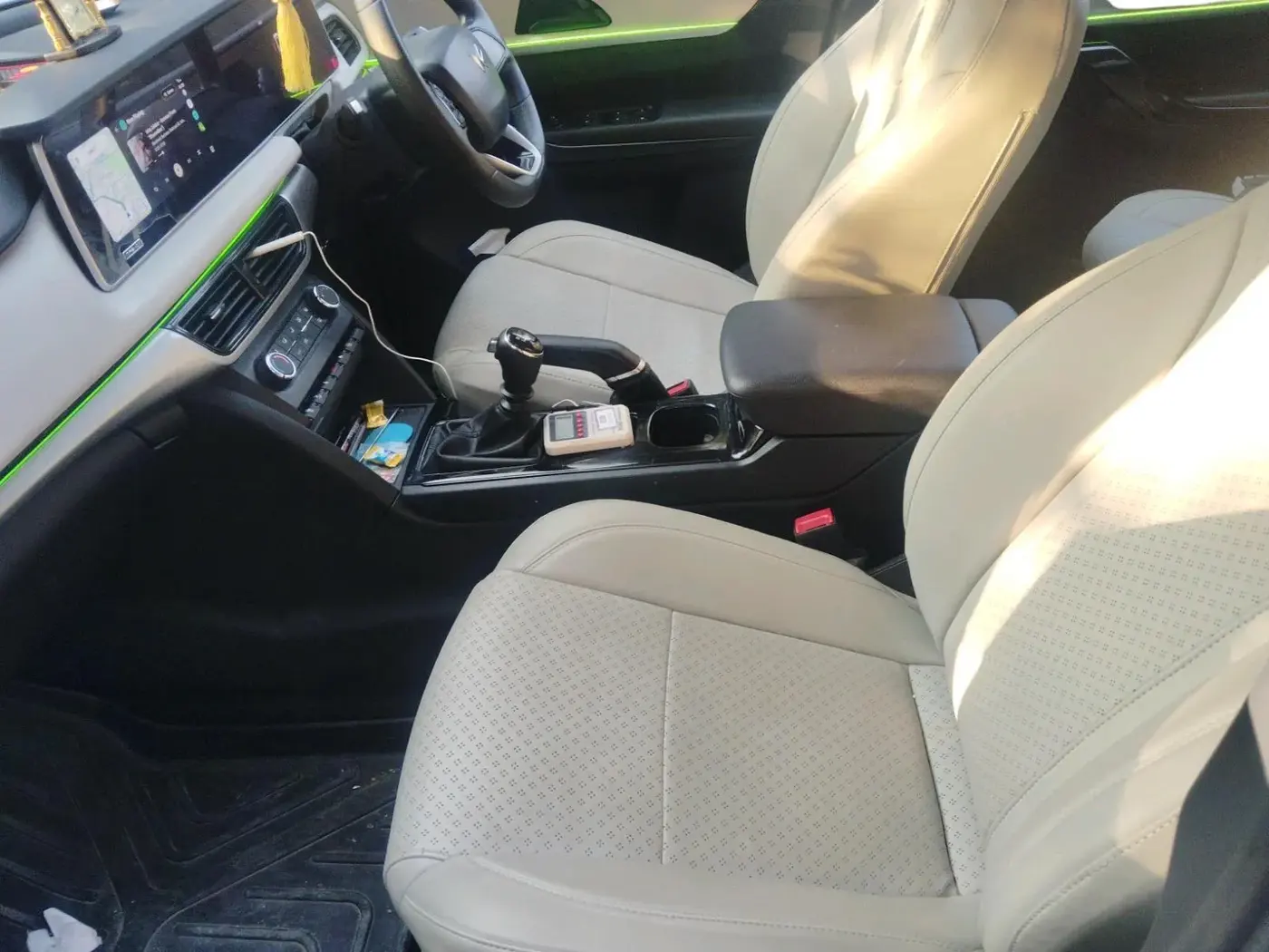 2022 Mahindra XUV700 AX 5 P MT 5 STR, Petrol, Manual, 12,290 km, interior