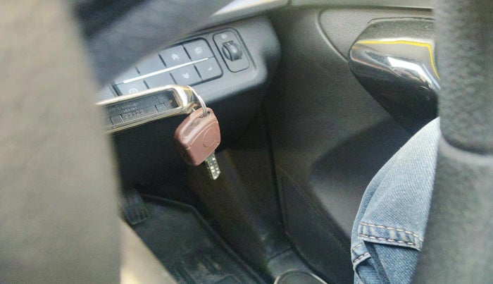 2022 Mahindra XUV700 AX 5 P MT 5 STR, Petrol, Manual, 12,290 km, interior