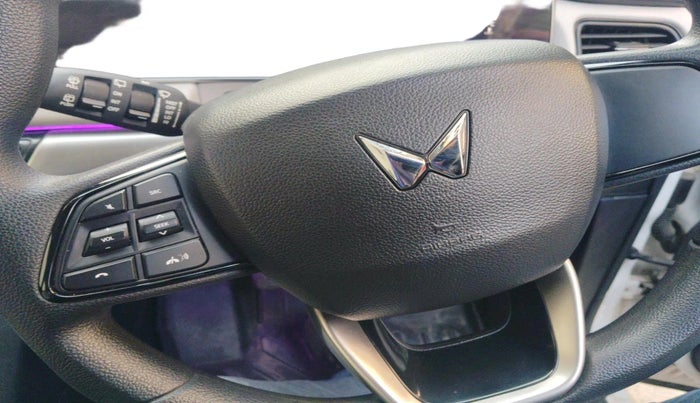 2022 Mahindra XUV700 AX 5 P MT 5 STR, Petrol, Manual, 12,290 km, interior